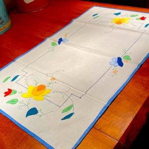 VINTAGE 28 inch by 16 inch runner appliquéd daffodil and tulip on white cotton